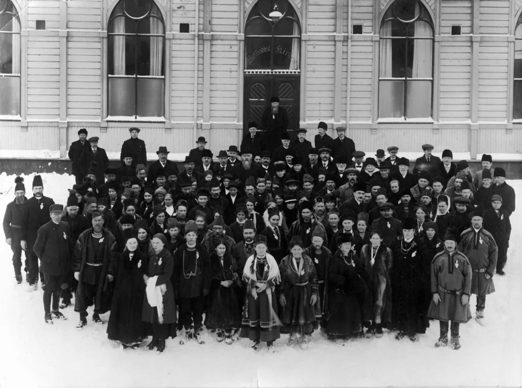 Deltagere på det første samemøte i 1917 utenfor metodistkirken i Trondheim